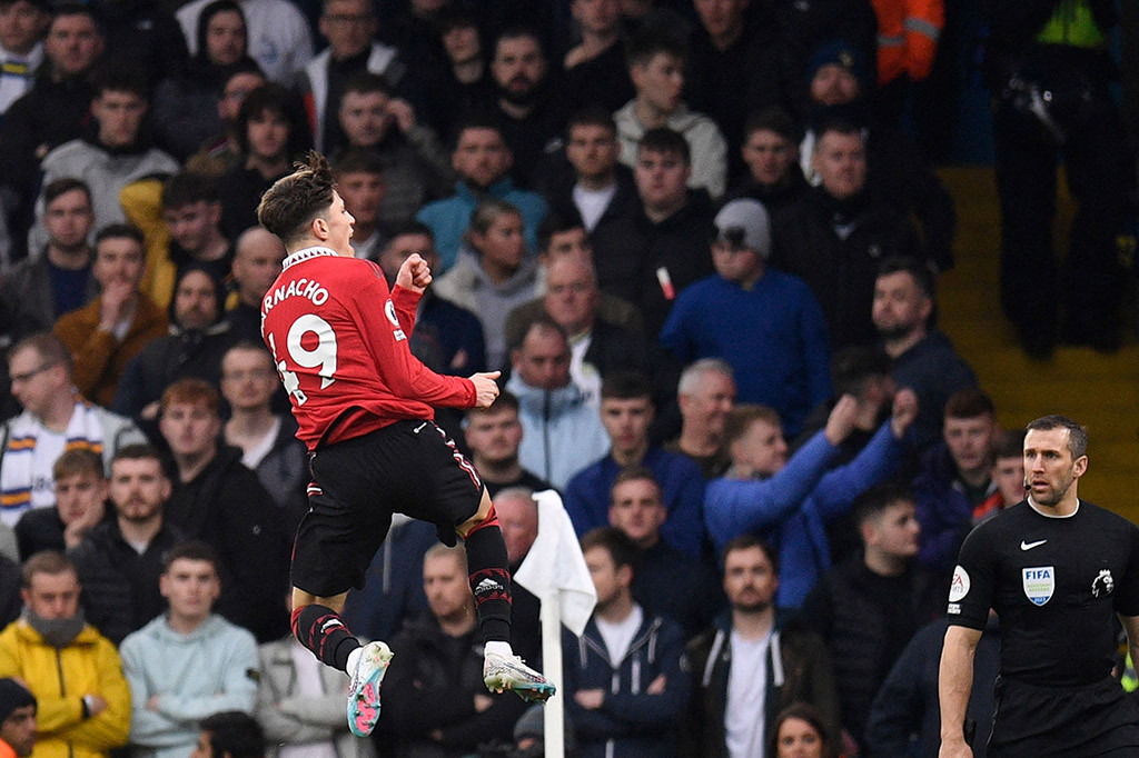 MU unggul menjadi 2-0 pada menit ke-85. Alejandro Garnacho berhasil umpan terobosan ke kotak penalti, pemain Argentina itu terlalu cepat untuk dihentikan pemain Leeds sebelum tendangannya membentur tiang sebelum masuk ke gawang Meslier.
