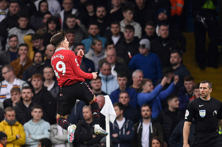 MU unggul menjadi 2-0 pada menit ke-85. Alejandro Garnacho berhasil umpan terobosan ke kotak penalti, pemain Argentina itu terlalu cepat untuk dihentikan pemain Leeds sebelum tendangannya membentur tiang sebelum masuk ke gawang Meslier.