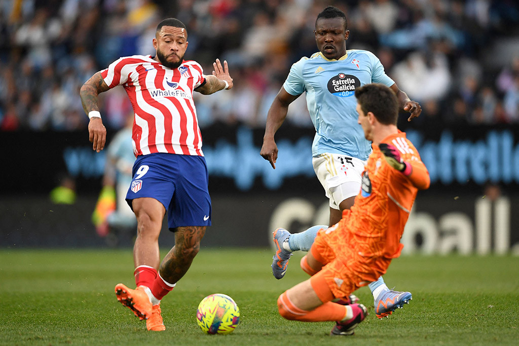 Memphis Depay mencetak gol perdananya untuk Atletico Madrid dan mengamankan kemenangan 1-0 atas Celta Vigo, pada pertandingan jornadake-21 Liga Spanyol yang dimainkan di Stadion Balaidos,Vigo, Senin, 13 Februari 2023 dini hari WIB.