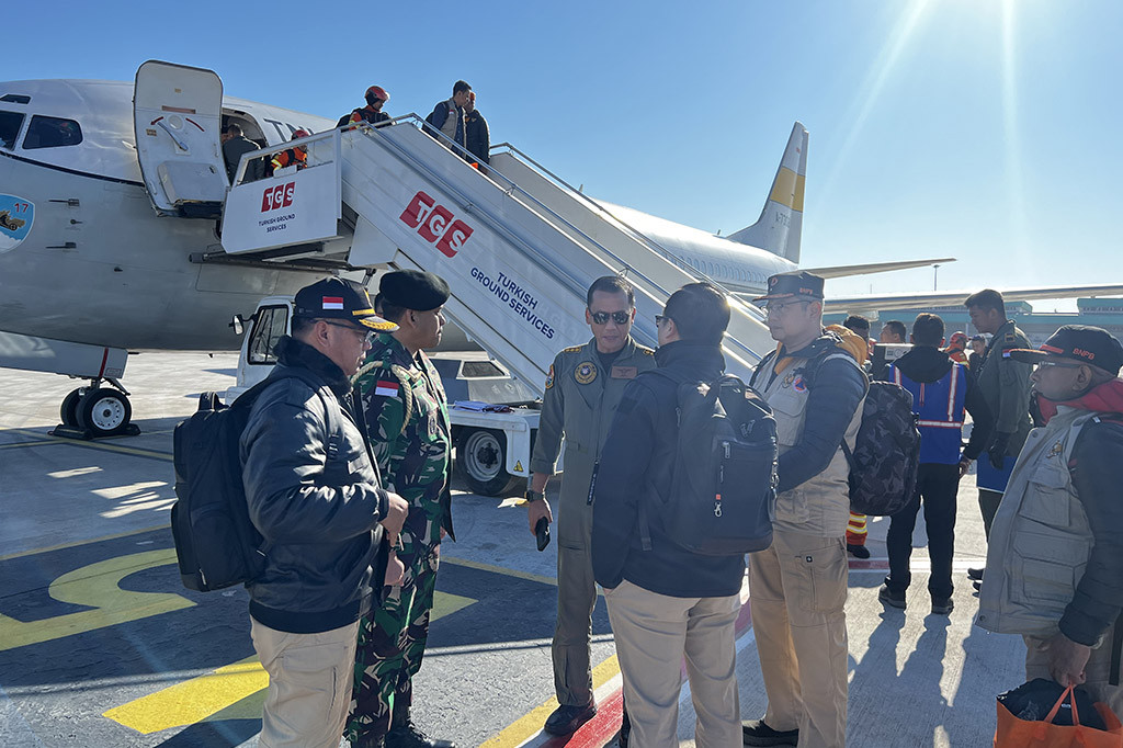 Pendaratan pertama pada pukul 10.05 waktu setempat dengan pesawat Boeing 737-400 membawa 47 personel Medium Urban SAR BASARNAS (MUSAR Inasar) dan perlengkapan ringan. Sementara itu,  pendaratan kedua pada pukul 17.00 waktu setempat dengan Hercules C-130 membawa perlengkapan berat dan bantuan kemanusiaan dari Kementerian Pertahanan.