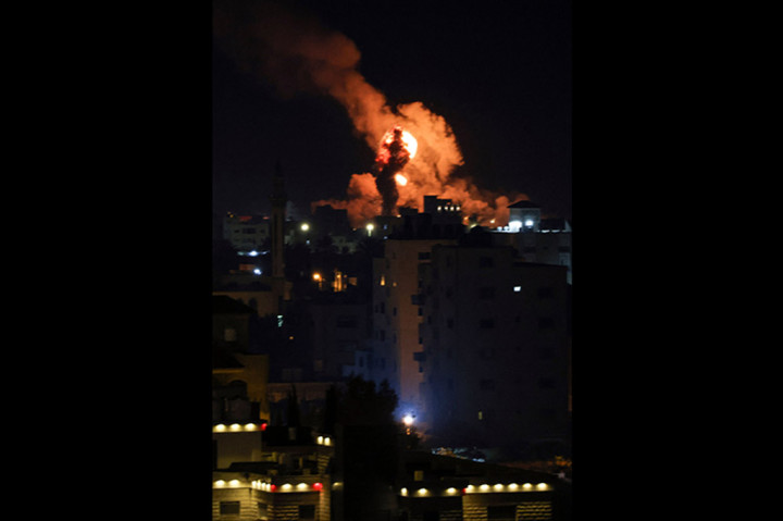 Bulan Sabit Merah Palestina mengatakan satu orang tewas dalam serangan tentara Israel sebelum fajar di Nablus di Tepi Barat utara, tempat kekerasan yang nyaris tanpa henti selama setahun terakhir. 
