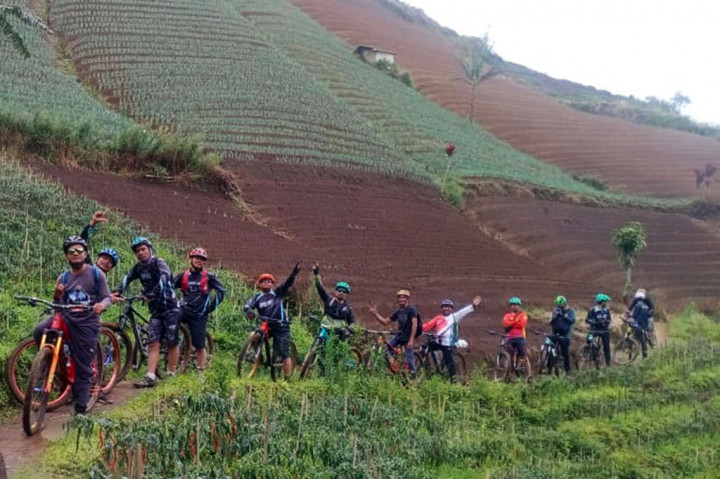 Dengan turunan yang cukup panjang dan licinnya track usai diguyur hujan, menuntut keterampilan serta kewaspadaan tinggi bagi para goweser.