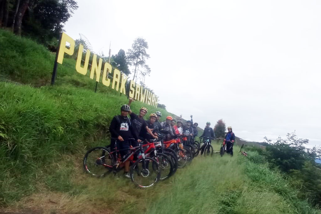 Anda juga akan melihat para petani yang tengah beraktivitas di ladang berundak mereka. Hal tersebut mungkin jarang Anda temukan, terlebih di daerah perkotaan.