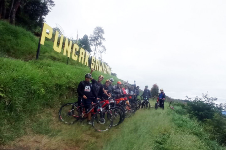 Anda juga akan melihat para petani yang tengah beraktivitas di ladang berundak mereka. Hal tersebut mungkin jarang Anda temukan, terlebih di daerah perkotaan.