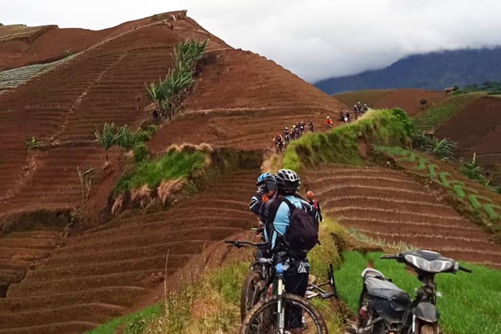 Dengan kontur Bukit Sawiyah yang berkelok, sedikit tanjakan dan beberapa turunan, membuat medan tersebut sangat cocok untuk para pecinta sepeda.