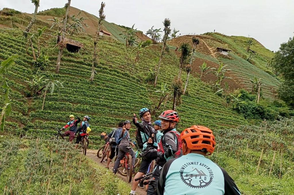 Pemandangan yang begitu indah dengan hamparan sayur-mayur menghijau di kiri-kanan track menjadikan momen yang sangat menyenangkan dan tak terlupakan, meski badan terasa lelah.