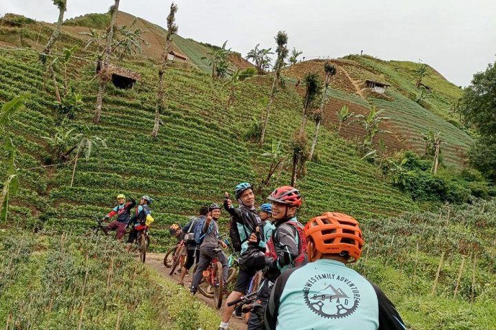 Pemandangan yang begitu indah dengan hamparan sayur-mayur menghijau di kiri-kanan track menjadikan momen yang sangat menyenangkan dan tak terlupakan, meski badan terasa lelah.