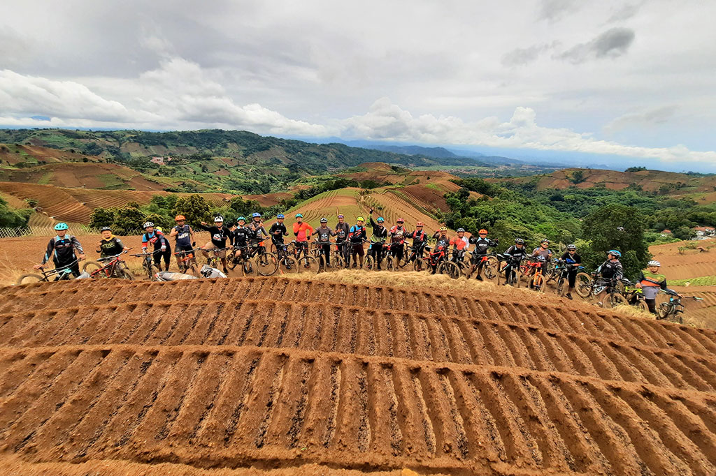 Namun, semua itu akan terbayar lunas saat Anda berkunjung ke lokasi wisata yang berada di area pegunungan yang membuat udara terasa begitu sejuk dan segar tersebut.