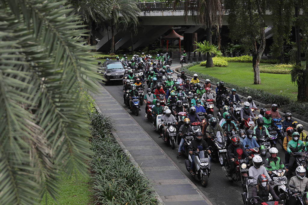 Sisanya merupakan angkutan barang dan orang, yaitu 5,7 juta unit mobil besar, 213.788 unit bus, dan 85.113 unit kendaraan khusus atau ransus.