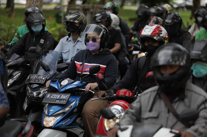 Angka tersebut mencakup 147.153.603 unit kendaraan pribadi yaitu 127.976.339 unit sepeda motor (87 persen) dan 19.177.264 mobil pribadi.