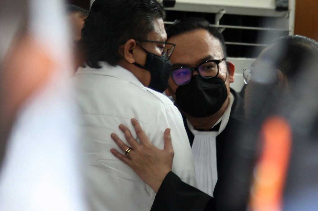 Terdakwa Ferdy Sambo (kiri) dipeluk pengacaranya seusai dijatuhi putusan hukuman mati oleh Majelis Hakim di Pengadian Negeri Jakarta Selatan, Senin, 13 Februari 2023.