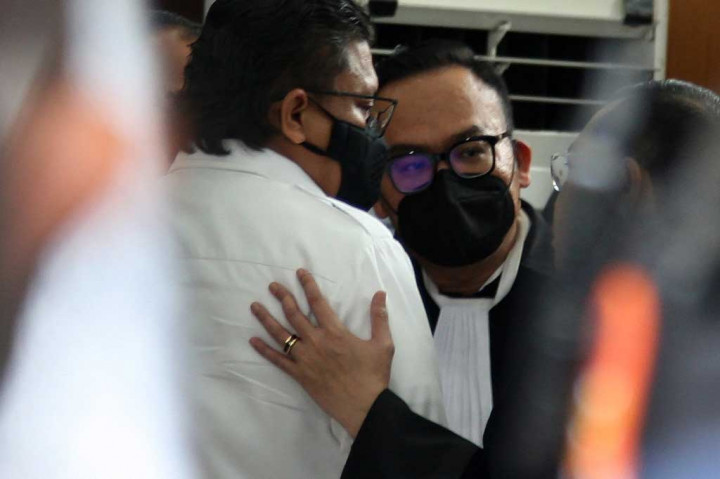 Terdakwa Ferdy Sambo (kiri) dipeluk pengacaranya seusai dijatuhi putusan hukuman mati oleh Majelis Hakim di Pengadian Negeri Jakarta Selatan, Senin, 13 Februari 2023.
