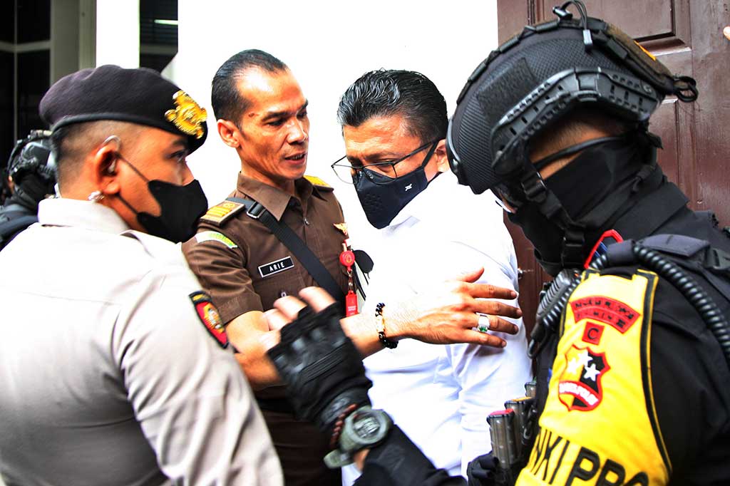 Hakim menyatakan bahwa Ferdy Sambo terbukti secara sah dan meyakinkan bersalah melanggar Pasal 340 subsider Pasal 338 juncto Pasal 55 ayat (1) ke-1 KUHP. Selain itu, hakim juga menilai Ferdy Sambo terbukti melanggar Pasal 49 jo. Pasal 33 UU Nomor 19 Tahun 2016 tentang Perubahan atas UU Nomor 11/2008 tentang ITE jo. Pasal 55 ayat (1) ke-1 KUHP.