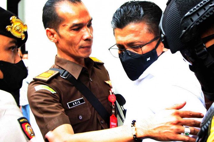 Vonis tersebut lebih berat dibandingkan dengan tuntutan Jaksa Penuntut Umum yang menuntut hukuman seumur hidup pada Selasa, 17 Januari 2023.
