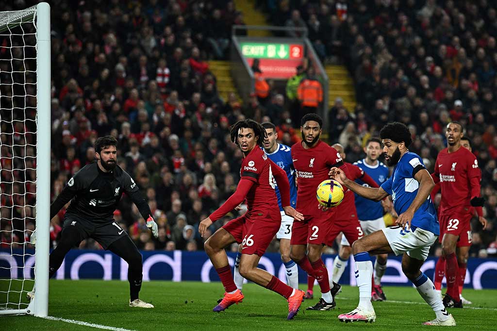 Everton sempat mengancam pada fase awal pertandingan, saat Joel Matip gagal menyapu bola dengan sempurna. Bola kemudian jatuh ke penguasaan Ellis Simms, namun sepakannya dapat diblok Joe Gomez.