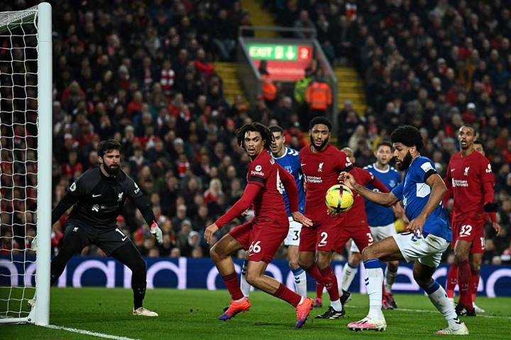 Everton sempat mengancam pada fase awal pertandingan, saat Joel Matip gagal menyapu bola dengan sempurna. Bola kemudian jatuh ke penguasaan Ellis Simms, namun sepakannya dapat diblok Joe Gomez.