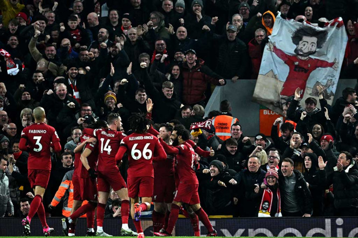 Liverpool mampu memecahkan kebuntuan pada menit ke-37. Dari satu skema serangan balik, Nunez mengirimkan umpan silang ke kotak penalti yang gagal ditangkap kiper Jordam Pickford, untuk kemudian dengan mudah disambar Mohamed Salah masuk ke gawang Everton. Skor 1-0 bertahan hingga jeda.