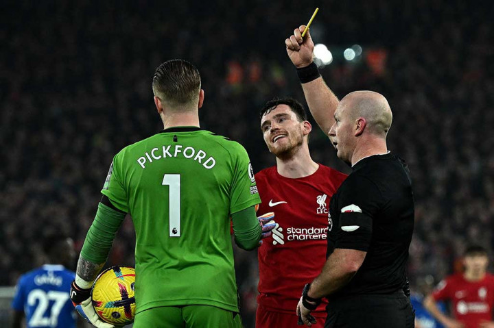 Laga Derby Merseyside tersebut sempat beberapa kali berlangsung memanas. Salah satunya hingga wasit menghadiahi kartu kuning kepada pemain belakang Liverpool Andrew Robertson dan kiper Everton Jordan Pickford yang sempat berkonfrontasi.