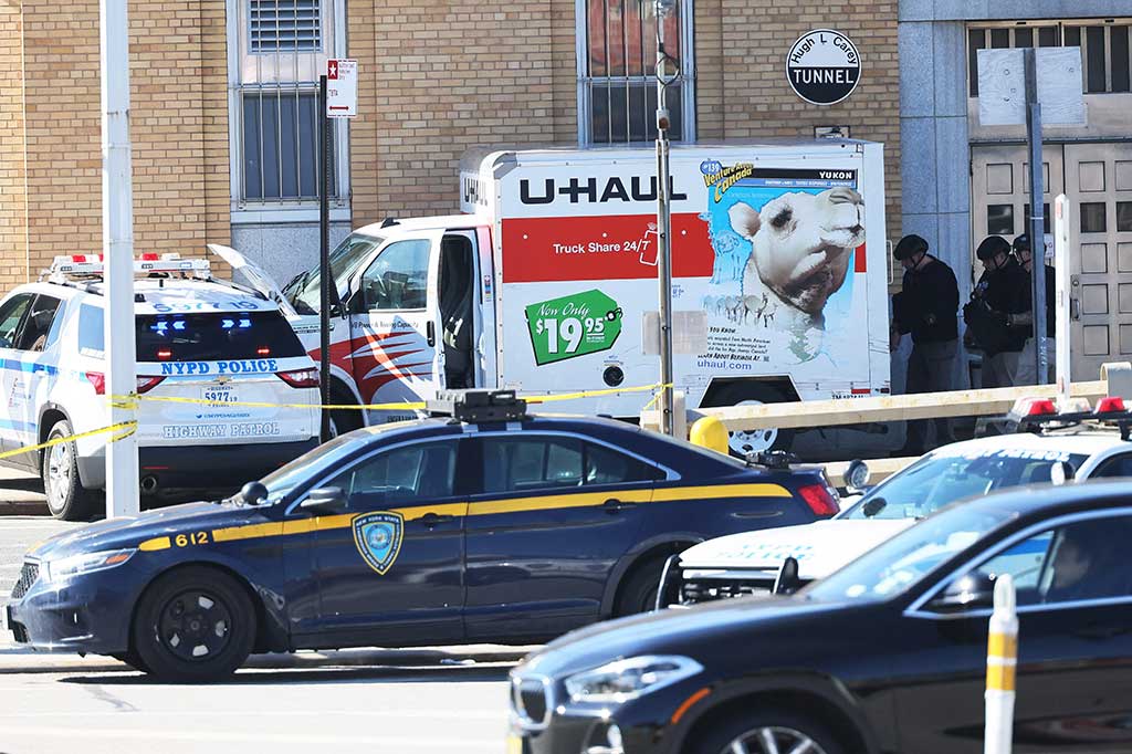 Polisi memeriksa truk U-Haul yang terlibat kecelakaan di wilayah Brooklyn, New York, Amerika Serikat, Senin, 13 Februari 2023 waktu setempat.