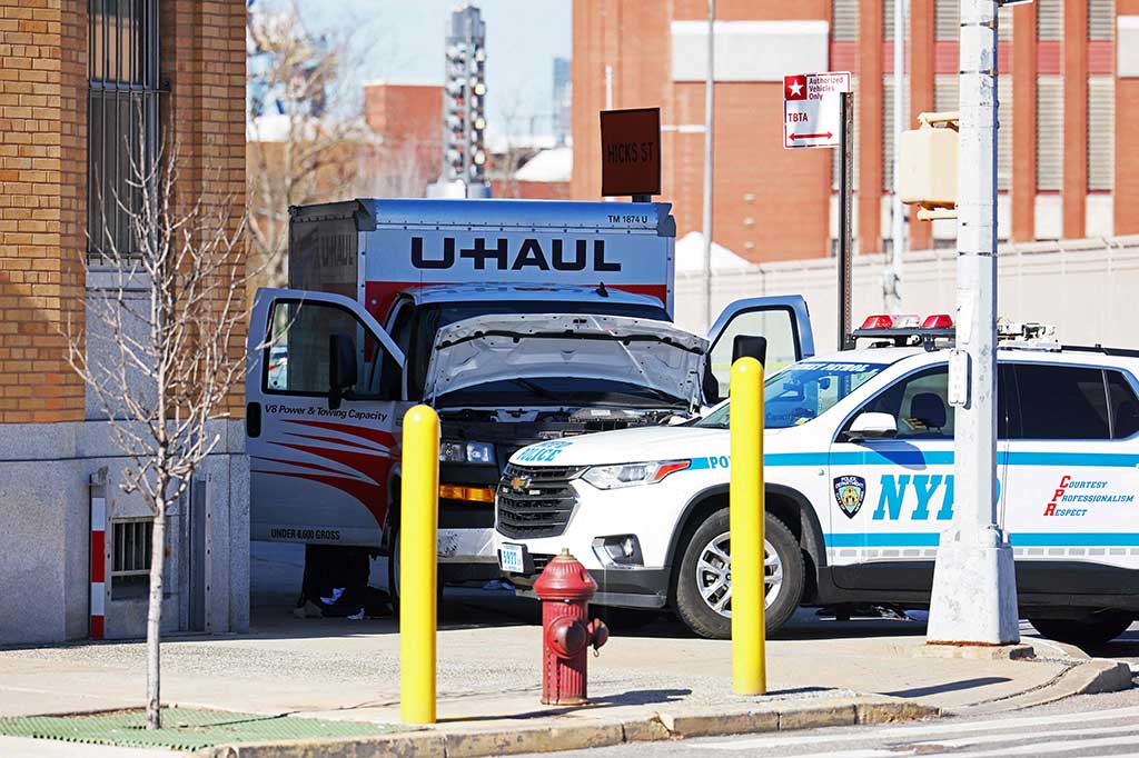 Sedikitnya delapan orang terluka ketika seorang pria yang mengemudikan truk U-Haul secara tidak sengaja menabrak pejalan kaki di wilayah Brooklyn, New York, Amerika Serikat, Senin, 13 Februari 2023 waktu setempat.