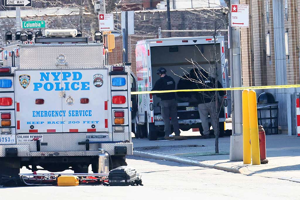 Kepala Departemen Kepolisian New York Keechant Sewell mengatakan kepada wartawan bahwa tidak ada indikasi insiden itu terkait teror atau pria itu sengaja menabrak orang.