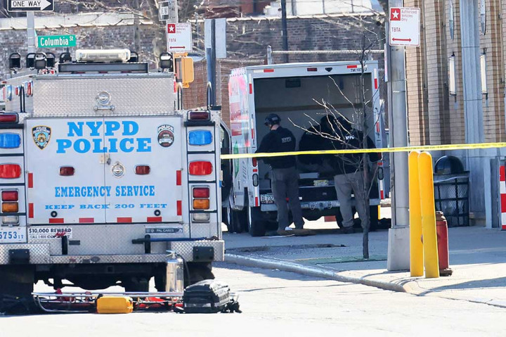 Kepala Departemen Kepolisian New York Keechant Sewell mengatakan kepada wartawan bahwa tidak ada indikasi insiden itu terkait teror atau pria itu sengaja menabrak orang.