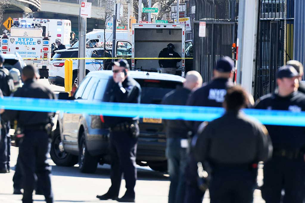 Petugas pertama-tama menghentikan pengemudi sekitar pukul 10:50 (1550 GMT) di lingkungan Bay Ridge setelah pelaku menabrak beberapa orang. Pengemudi kemudian kabur dan menabrak beberapa orang lagi saat polisi mengejarnya. Pelaku akhirnya behasil dihentikan dan ditangkap.