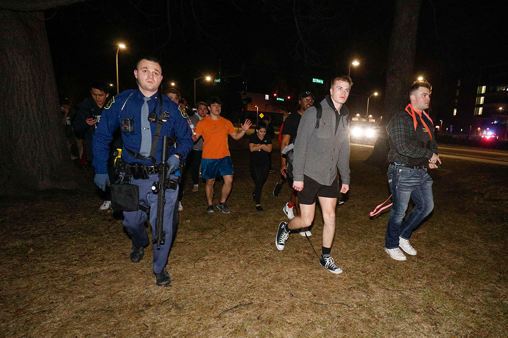 Polisi kampus di Michigan State University mengatakan tembakan dilepaskan di kampus Senin malam, membuat mahasiswa serta staf diperintahkan untuk berlindung di tempat.