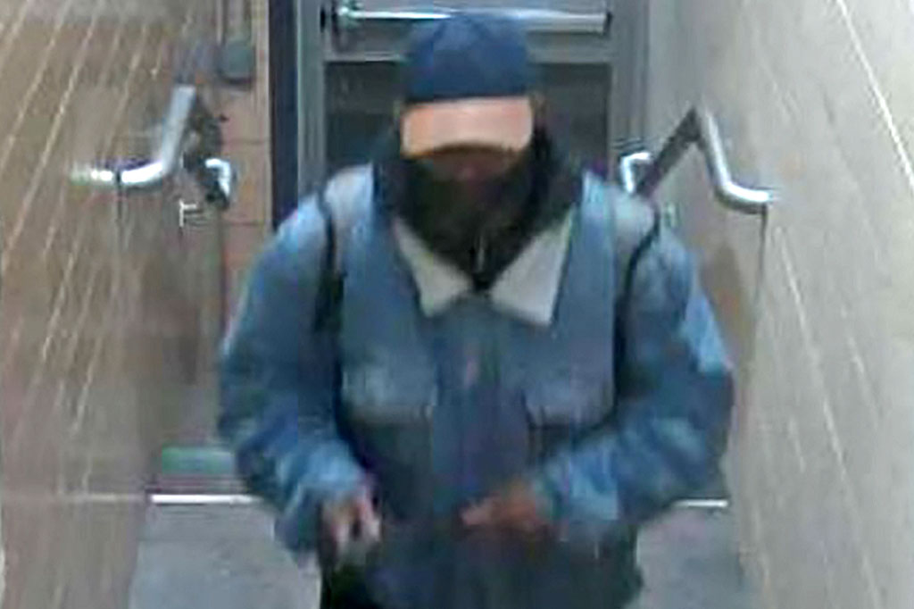 Polisi kemudian mengatakan tersangka, yang diidentifikasi sebagai laki-laki pendek bertopeng, kemungkinan berkulit hitam, tampaknya sendirian dan berjalan kaki.