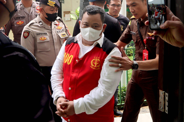 Vonis tersebut lebih berat dari tuntutan Jaksa Penuntut Umum pada Senin, 16 Januari 2023. Sebelumnya, jaksa menuntut Kuat Ma'ruf pidana penjara selama delapan tahun.