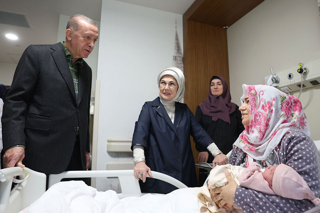 Ketika mengunjungi para penyintas gempa di Basaksehir Cam dan Sakura City Hospital, Senin, 13 Februari 2023, Erdogan melafalkan adzan di telinga bayi perempuan itu dan menamainya Ayse Betul. Penamaan itu berdasarkan permintaan ibu sang bayi.