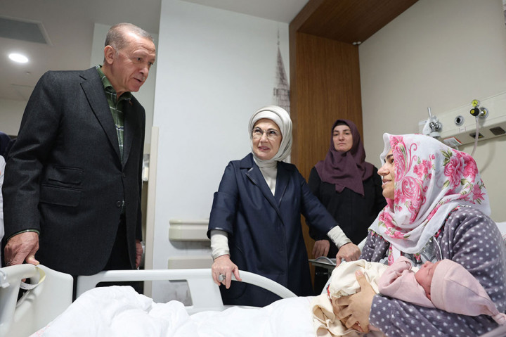 Ketika mengunjungi para penyintas gempa di Basaksehir Cam dan Sakura City Hospital, Senin, 13 Februari 2023, Erdogan melafalkan adzan di telinga bayi perempuan itu dan menamainya Ayse Betul. Penamaan itu berdasarkan permintaan ibu sang bayi.