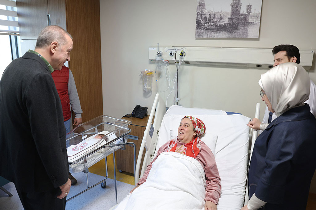 Pada kesempatan tersebut Erdogan juga membezuk para korban gempa dan mendoakan agar cepat sembuh.