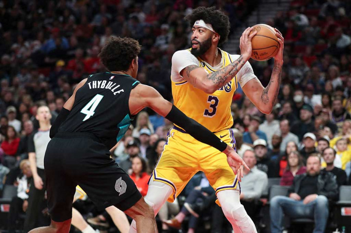 Bintang Los Angeles Lakers LeBron James yang baru saja memecahkan rekor masih belum bermain saat timnya dikalahkan Portland Trail Blazers dengan skor 115-127 dalam laga lanjutan NBA yang digelar di Moda Center Portland, Selasa, 14 Februari 2023 WIB.
  