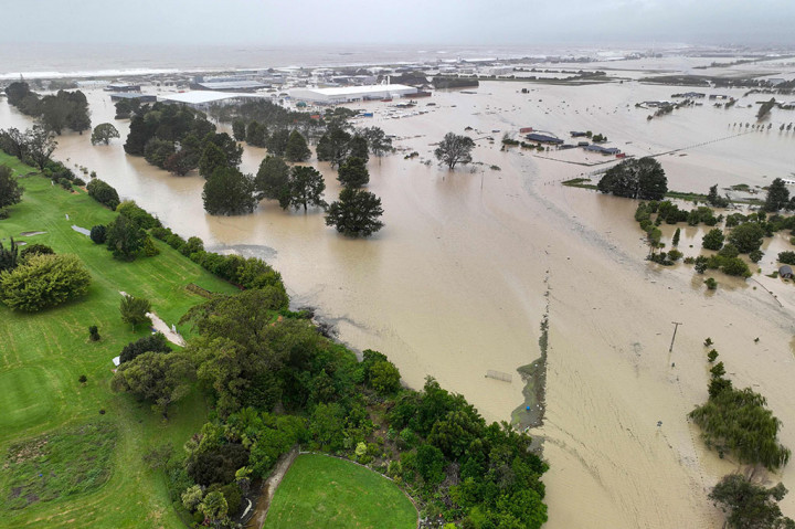 Media lokal melaporkan beberapa orang terpaksa berenang dari rumah mereka ke tempat yang aman. Yang lainnya mengarungi badai dengan berjalan kaki.
