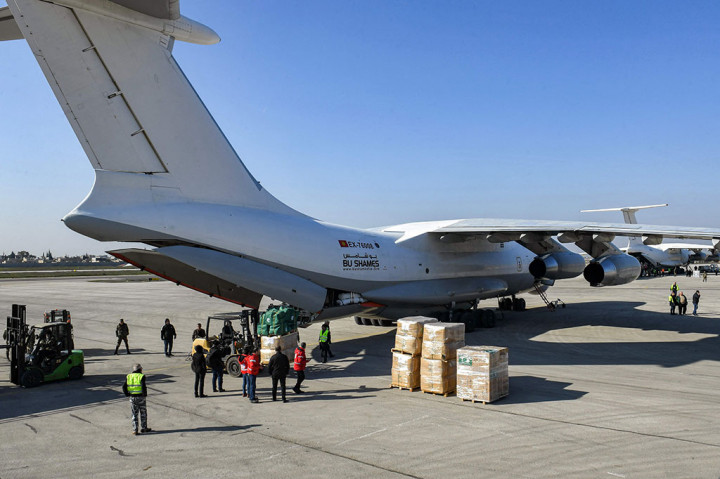  Sebuah pesawat Arab Saudi yang membawa bantuan untuk korban gempa Suriah mendarat di Kota Aleppo, Selasa, 14 Februari 2023. 