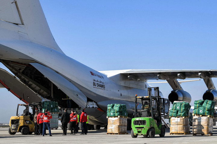 Ini merupakan pesawat pertama Saudi yang mendarat di Suriah dalam lebih dari satu dekade perang. Penerbangan terakhir mendarat di Suriah pada Februari 2012.