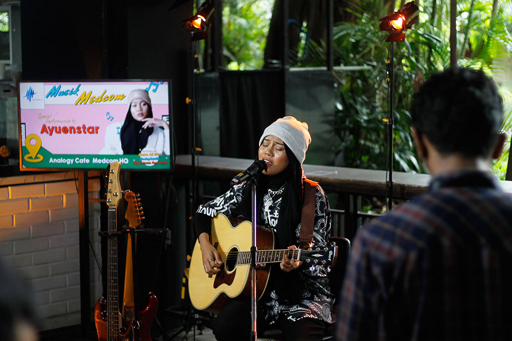 Konser Musik Medcom kembali digelar, di Analogy Pastry & Coffee, Kompleks Media Group, Kedoya, Jakarta Barat, Selasa, 14 Februari 2023. Konser kali ini menghadirkan bintang tamu spesial yaitu Ayuenstar, yang merupakan penyanyi jebolan dari Indonesian Idol season 9 tahun 2018.