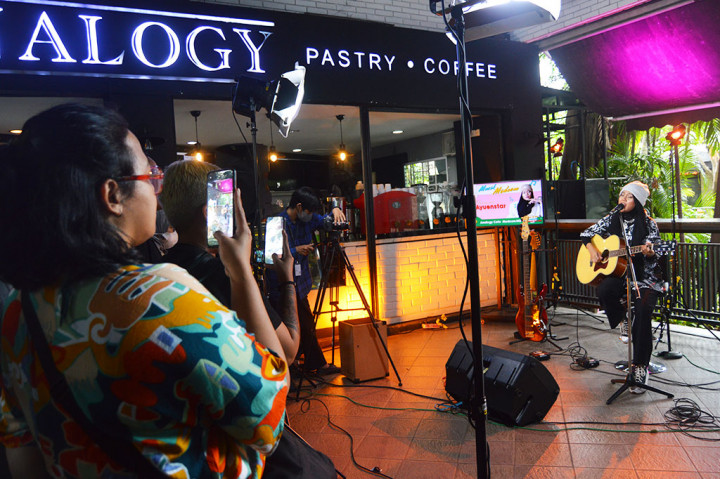 Dalam penampilannya, Ayuenstar membawakan tiga lagu di antaranya single terbarunya bertajuk Manusia Putus Asa, Swagger, dan terakhir Berharap tak Berpisah.