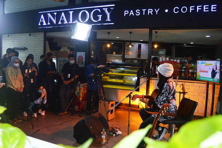 Ayu menceritakan latar belakang terciptanya single terbaru miliknya Manusia Putus Asa. Dia menyatakan bahwa lagu tersebut merupakan pengalaman pribadinya.