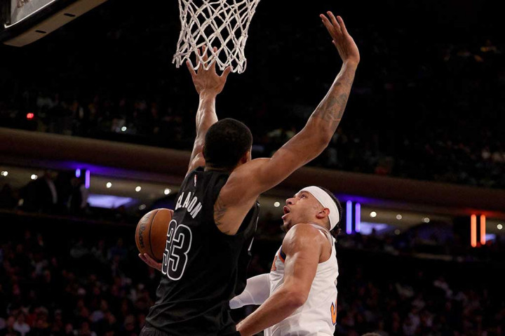 Selain Brunson, pemain baru Knicks Josh Hart menambahkan 27 poin pada gim keduanya untuk New York. Julius Randle mencetak 18 poin dan 10 rebound untuk Knicks yang akhirnya berhasil mengalahkan Nets untuk pertama kalinya dalam tiga tahun terakhir.