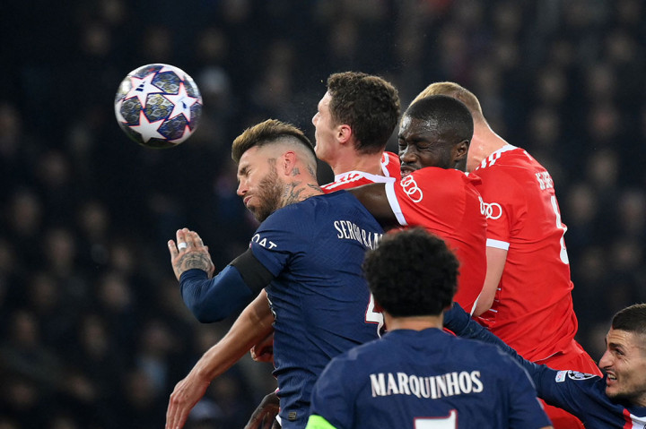Meski mendominasi permainan, Bayern sebenarnya kesulitan menciptakan peluang bersih. Mereka beberapa kali mengandalkan sepakan-sepakan dari jarak jauh, karena bola-bola yang mengarah ke kotak penalti PSG kerap dapat disapu Marquinhos atau Sergio Ramos. Skor 0-0 bertahan hingga jeda.