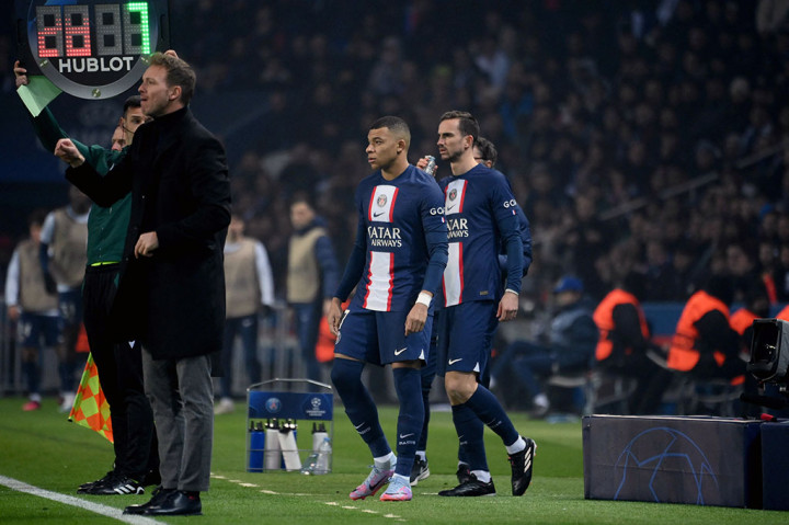 Merespon gol tersebut, pelatih PSG Christophe Galtier memasukkan Kylian Mbappe untuk menambah daya gedor pasukannya.