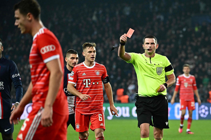 Menjelang laga usai, Bayern harus bermain dengan sepuluh pemain. Pelanggaran Pavard terhadap Messi di tepi kotak penalti membuatnya harus menerima kartu kuning kedua. 