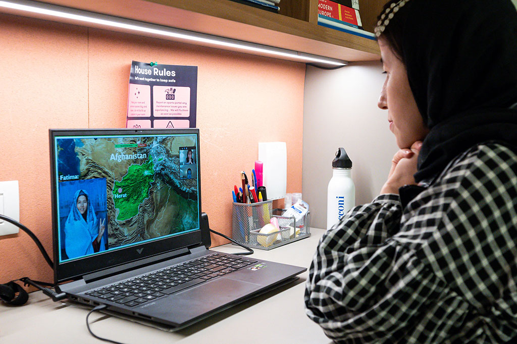 Dari flatshare pelajar di Milan, Haidari memimpin turis dunia maya di sekitar Kota Herat, Afghanistan barat, menggunakan Zoom untuk menunjukkan kepada mereka masjid agung dengan ubin berlapis kaca, benteng, dan bazaar yang ramai.