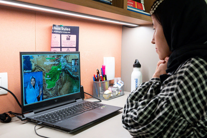 Dari flatshare pelajar di Milan, Haidari memimpin turis dunia maya di sekitar Kota Herat, Afghanistan barat, menggunakan Zoom untuk menunjukkan kepada mereka masjid agung dengan ubin berlapis kaca, benteng, dan bazaar yang ramai.