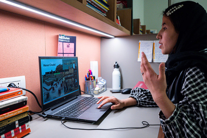 Terpaksa melarikan diri dari cengkeraman Taliban, Fatima Haidari sekarang menawarkan tur virtual ke Afghanistan dari rumah barunya di Italia. Hasil kerjanya digunakan untuk mendanai kelas bahasa Inggris rahasia untuk wanita di tanah airnya.