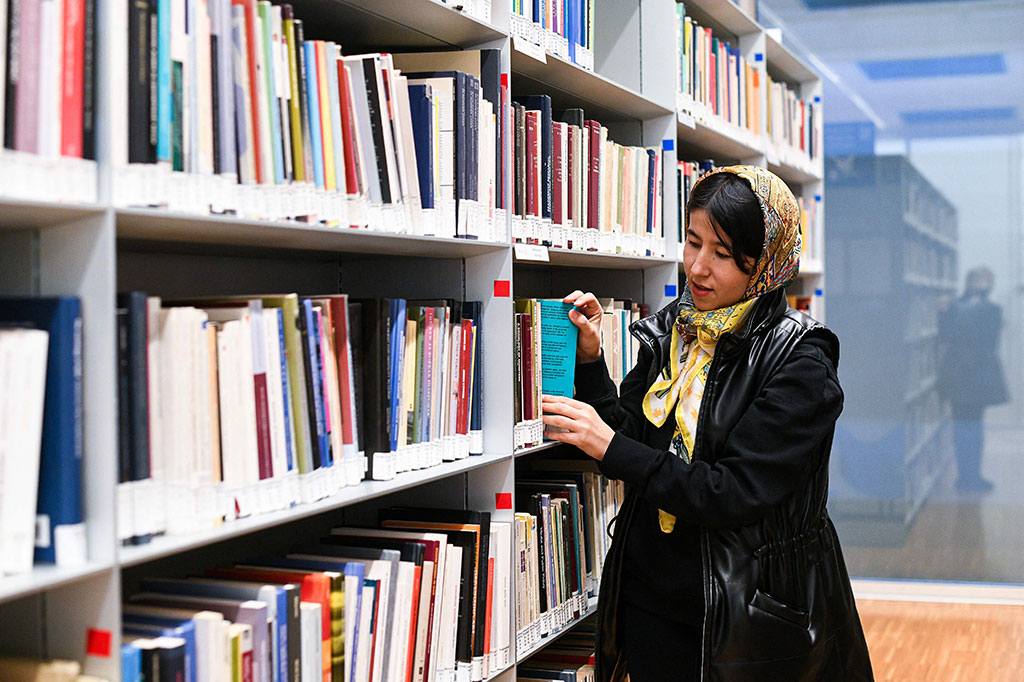 Diselenggarakan melalui operator tur Inggris Untamed Borders, acara ini menarik orang-orang dari Inggris ke Australia, Jerman, dan India. Sepertiga dari uang yang dihasilkannya akan digunakan untuk kelas bahasa Inggris rahasia untuk wanita muda di Afghanistan.