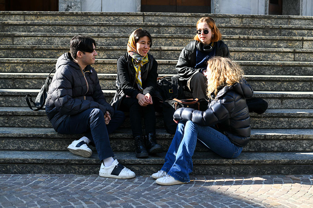 Haidari sendiri menghadapi hinaan setelah menjadi pemandu wisata wanita pertama di Afghanistan. Pemimpin agama setempat menuduhnya melakukan pekerjaan setan, terutama saat menemani laki-laki, sementara anak laki-laki melempari dia dengan batu di jalan. 