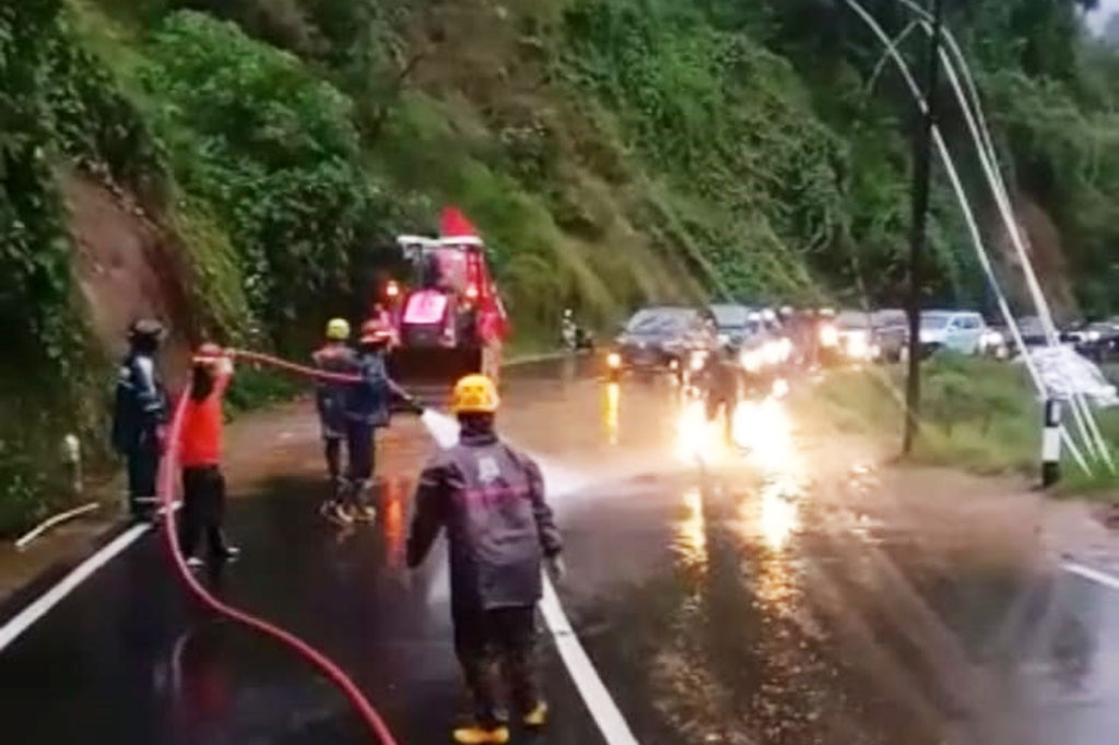 Material longsor kemudian dibersihkan dengan mengunakan alat berat. Juga dilakukan penyemprotan untuk membersihkan material longsor dengan satu unit tangki air milik pemadam kebakaran (damkar). Saat ini jalan tersebut sudah bisa dilewati  kembali. 
